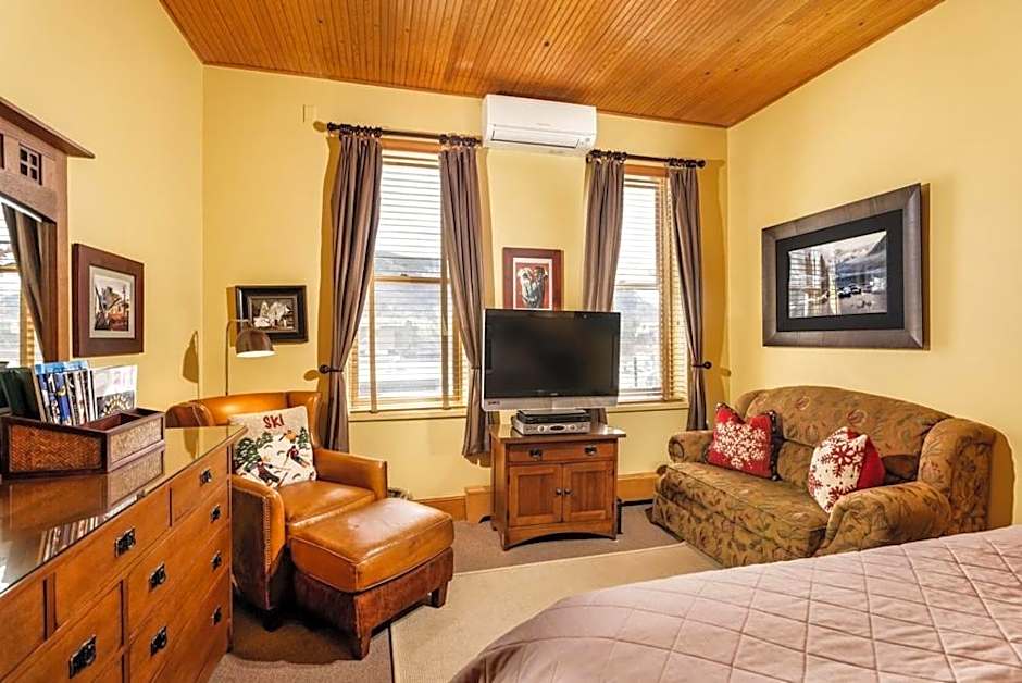 Independence Square Unit 309, Downtown Hotel Room with A/C in Aspen, Wet Bar & More