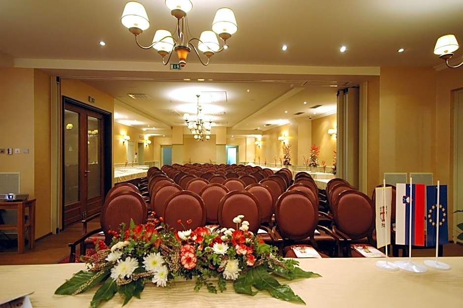 Hotel Mitra, Story Hotels