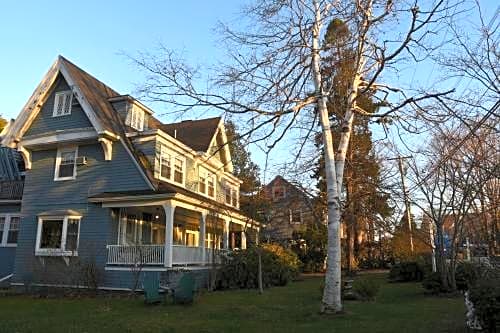 Harbor Inn