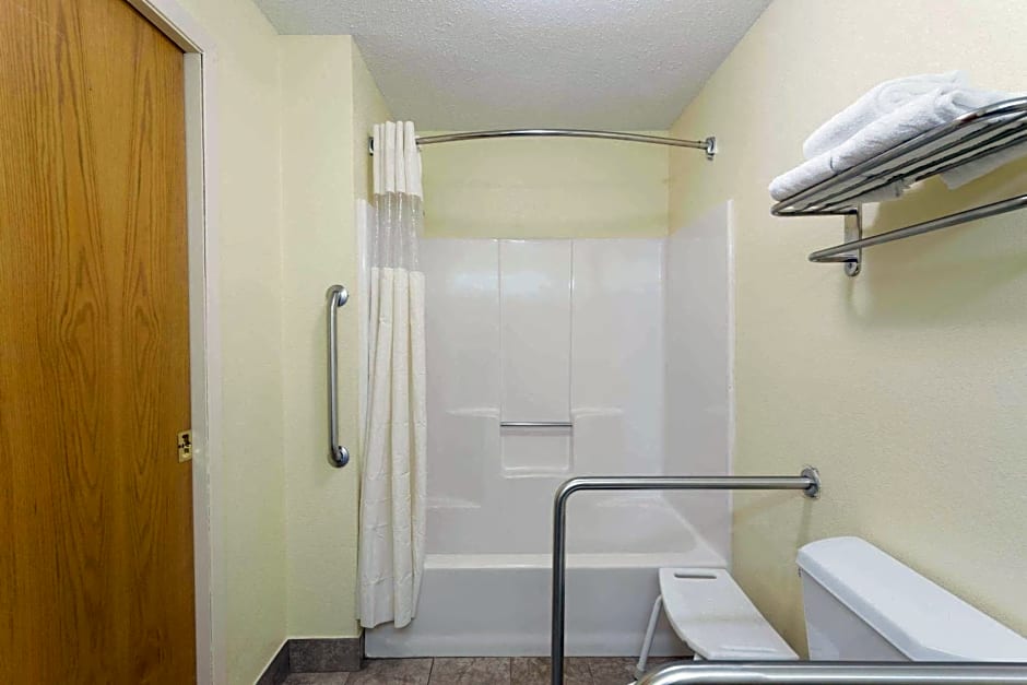 Days Inn & Suites by Wyndham Bloomington/Normal IL