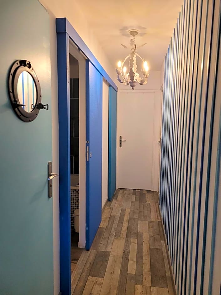 chambres bleues côté plage et aéroport climatisées et parking gratuit