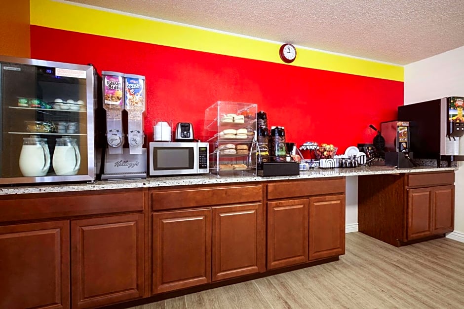 Super 8 by Wyndham Colorado Springs/Afa Area