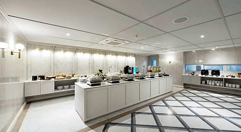 The Quarter Ploenchit by UHG