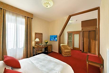 Standard Triple Room with City View