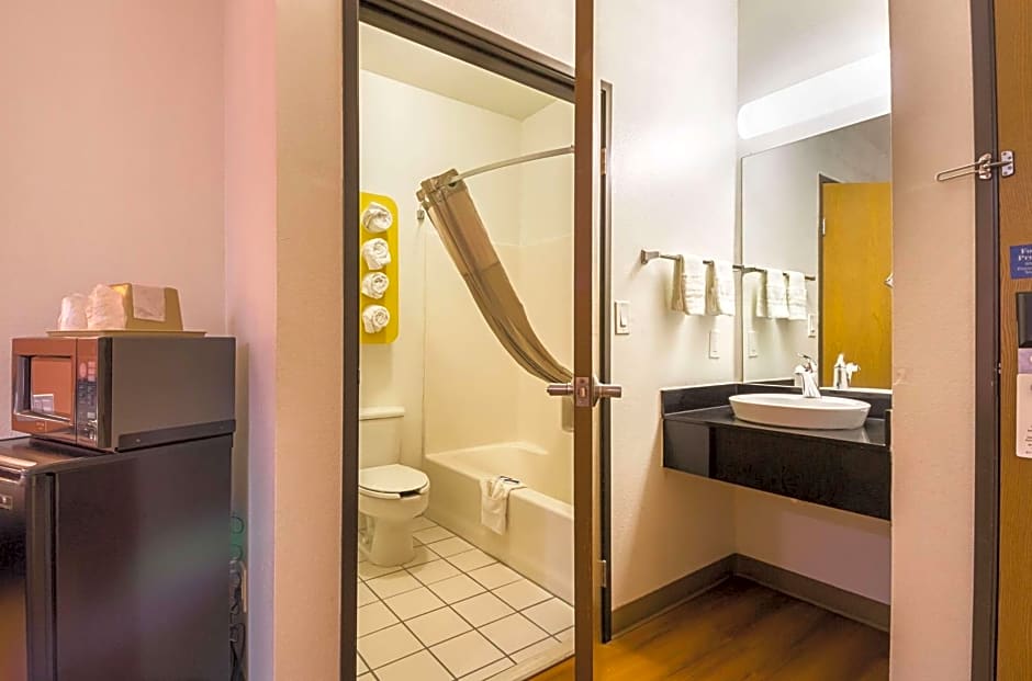 Motel 6 Dallas - Irving DFW Airport South