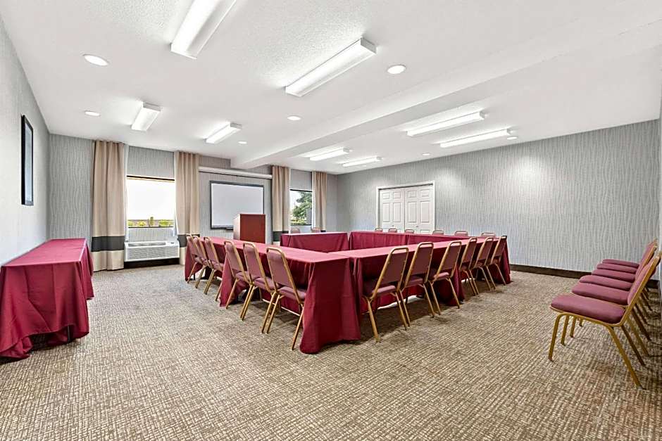 Comfort Suites near Robins Air Force Base