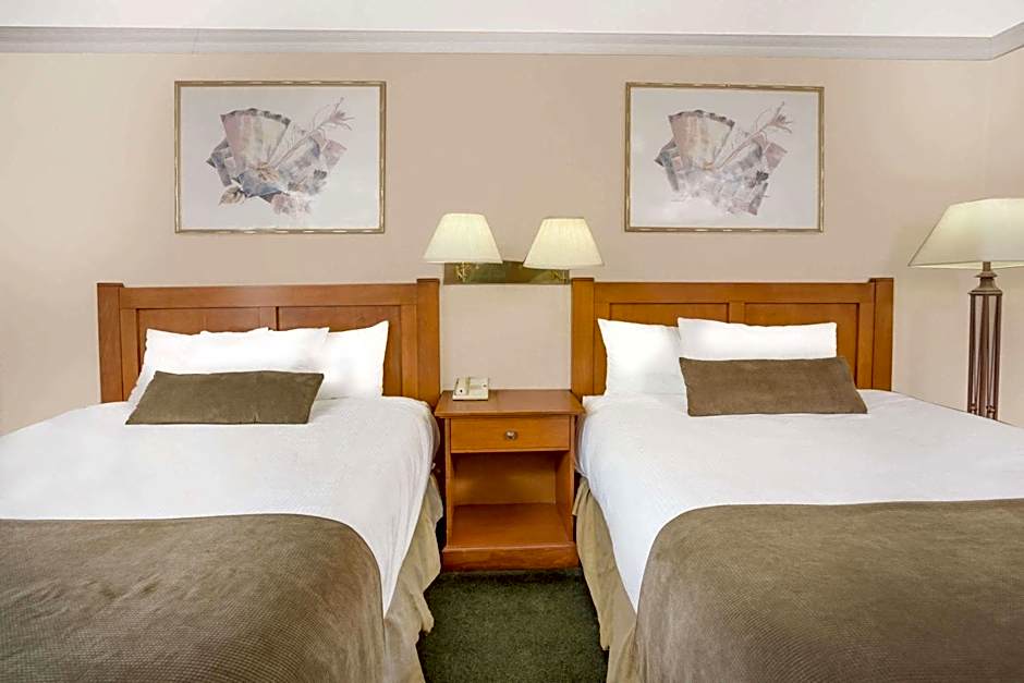 Howard Johnson by Wyndham Downtown Kamloops