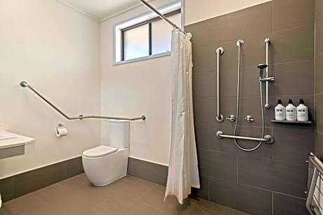 Queen Room with Roll-In Shower - Disability Access/Non Smoking