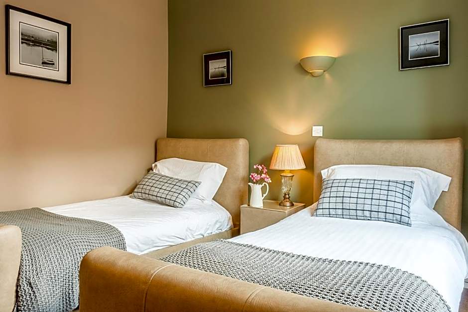 The Lounge Hotel & Bar