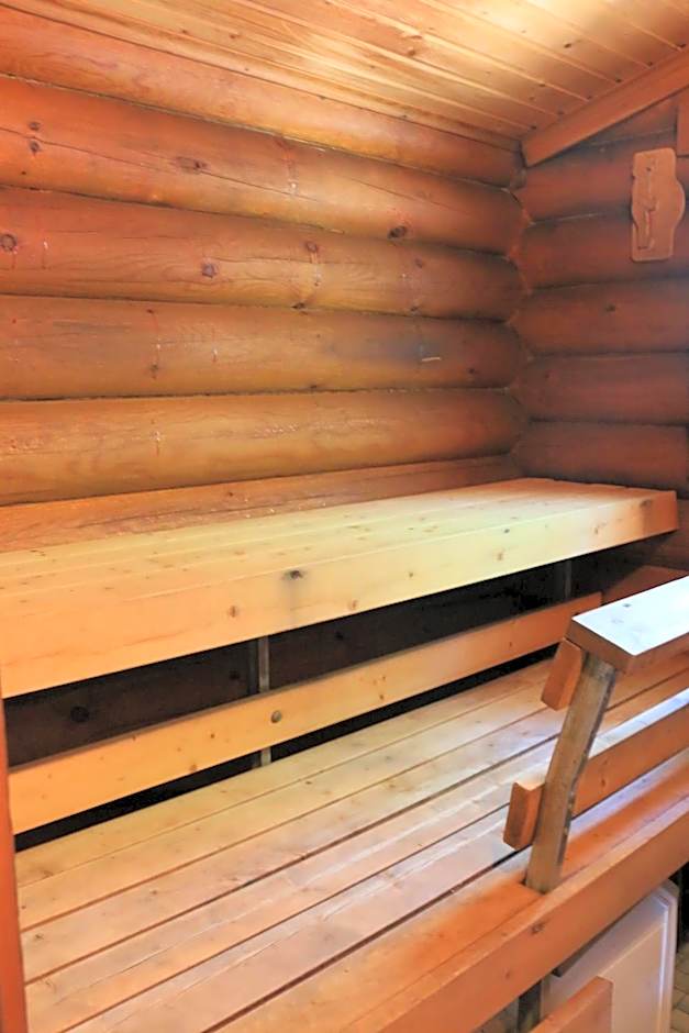 Hirsimökki ja makuuaitta