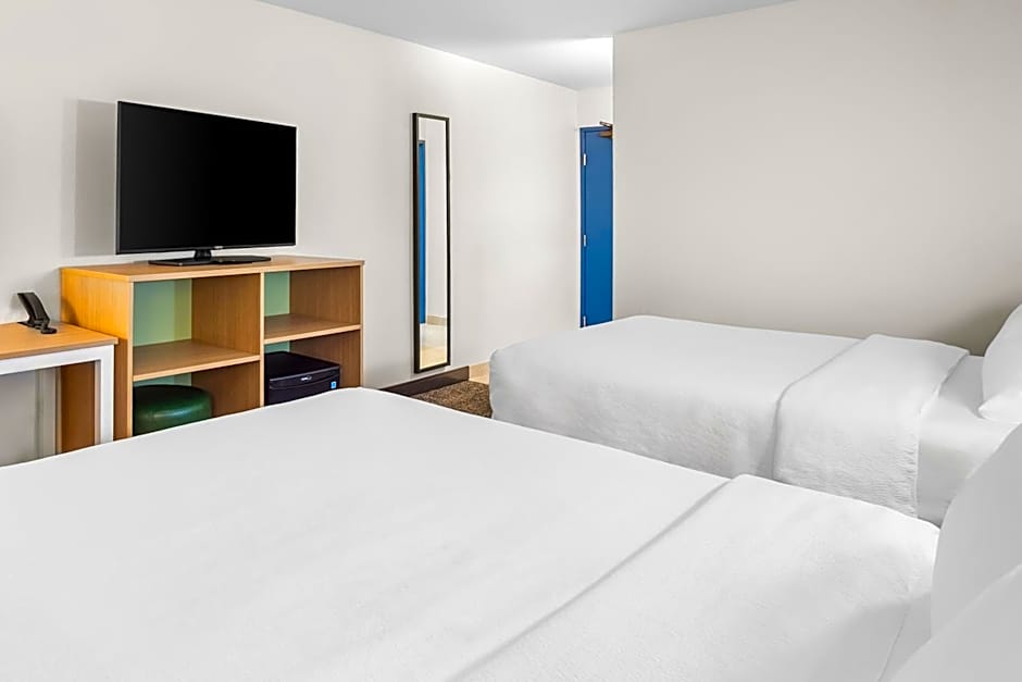 Spark by Hilton Kent Seattle