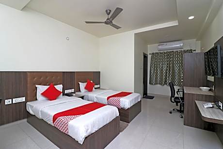 OYO 37989 Hotel Debarshi
