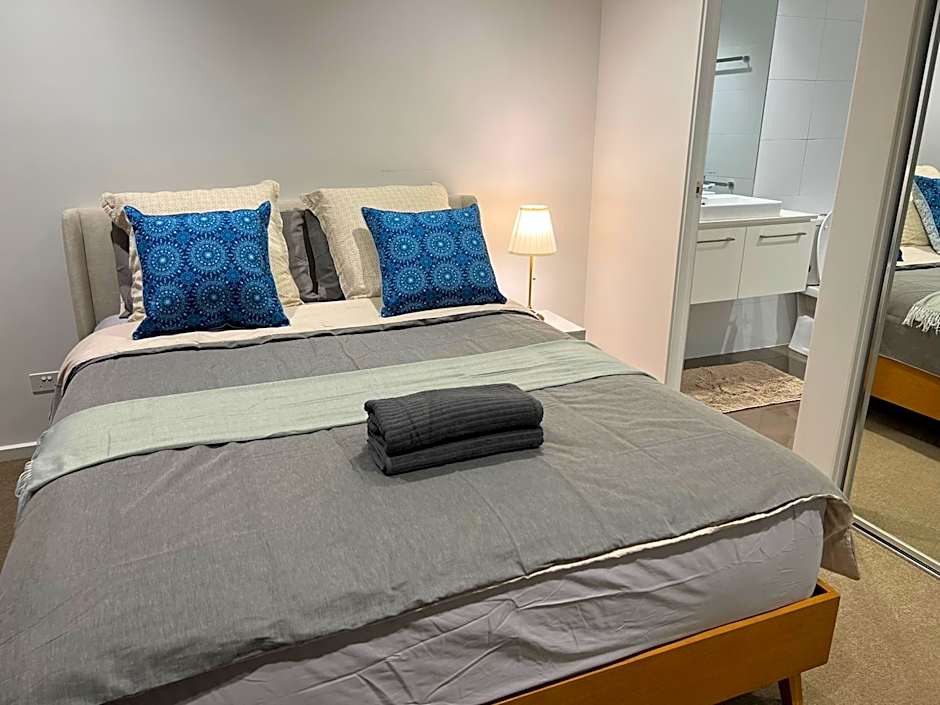 Quiet CBD 3b2b apartment + free parking