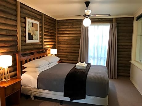Deluxe One-Bedroom Cottage with Spa Bath