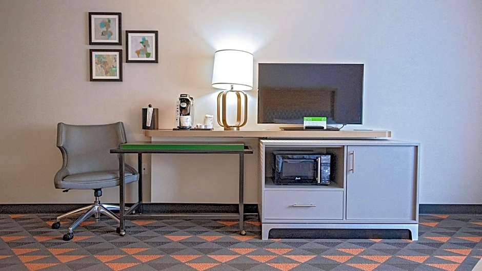 Holiday Inn & Suites Philadelphia W - Drexel Hill by IHG