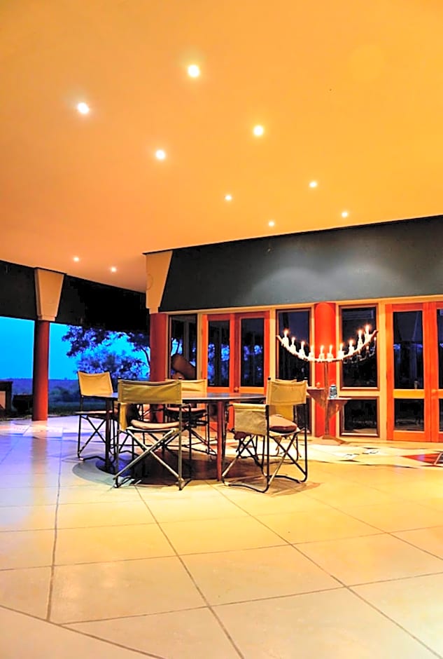 Tingala Lodge - Bed in the Bush