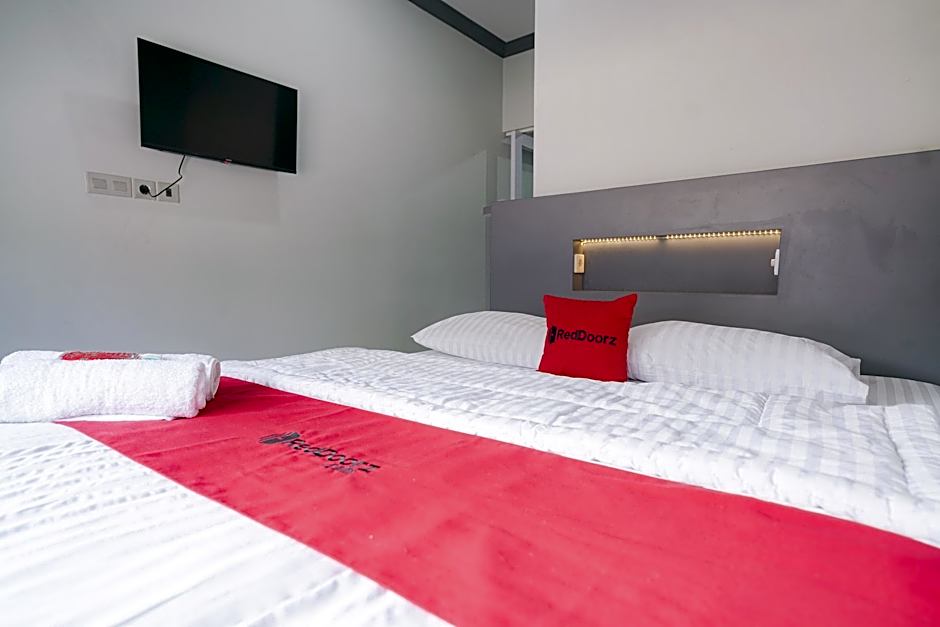 RedDoorz Plus Syariah @ Jalan Endro Suratmin Lampung