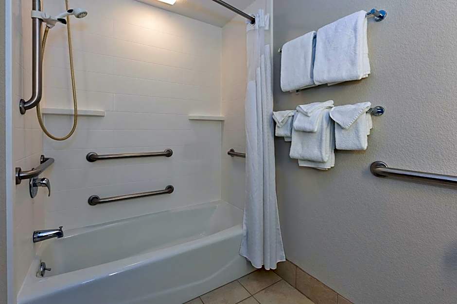 Holiday Inn Express & Suites Petoskey by IHG