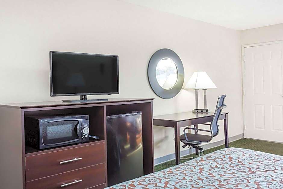 Days Inn by Wyndham Hendersonville