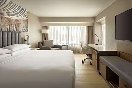 Larger Guest Room, 1 King Bed, Corner Room