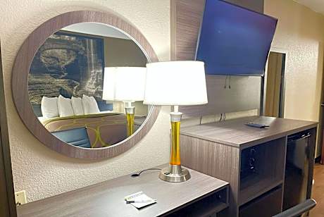 1 Queen Bed, Mobility/Hearing Accessible Room, Bathtub w/ Grab Bars, Non-Smoking