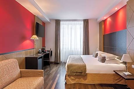 Family Queen Room with Two Sofa Beds - Non-Smoking