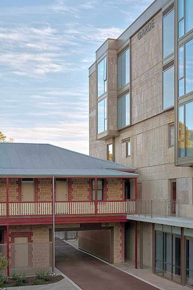 Garde and Warders Hotel