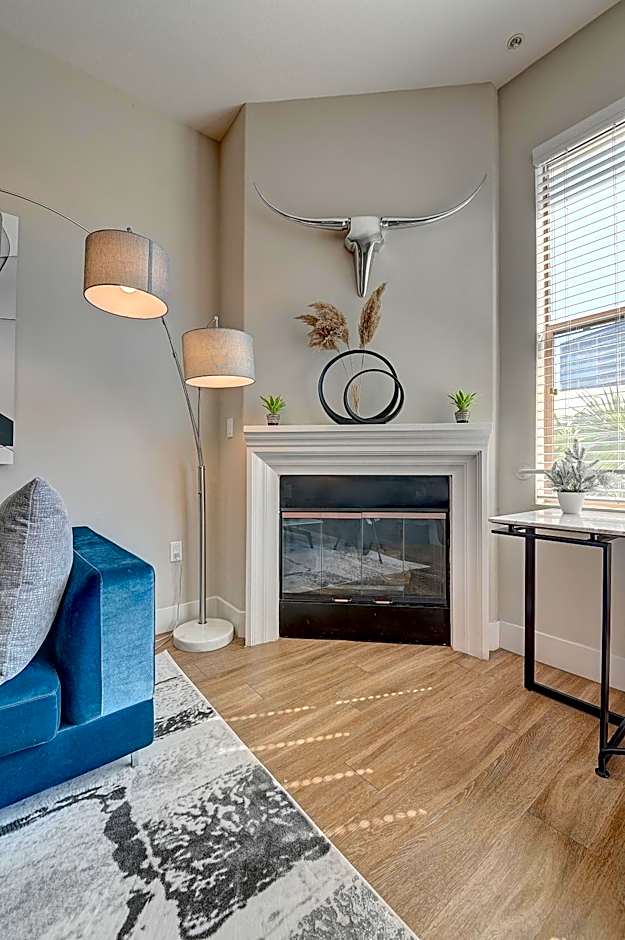 Penthouse One Bedroom Garden View Condo by UCLA