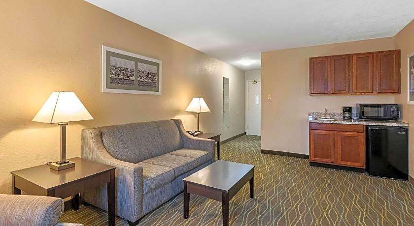 Quality Inn & Suites Des Moines - Merle Hay Road