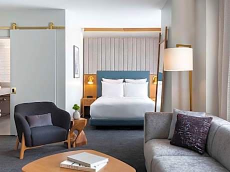 Deluxe Queen Suite