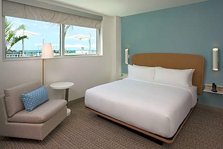 Guest room, 1 King, Pool view