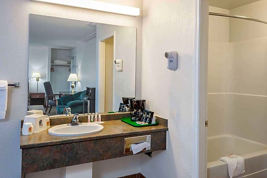 Super 8 by Wyndham 100 Mile House