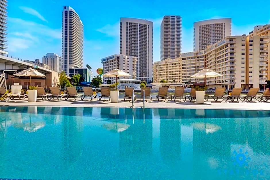 Spectacular View wBalcony Pool
