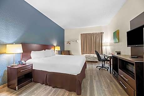 King Room - Non Smoking/Interior Hall