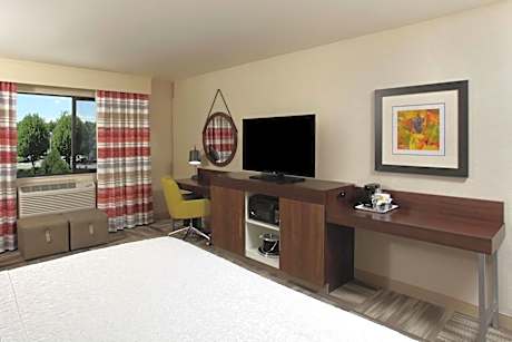 King Room with Roll-In Shower - Mobility and Hearing Access/Non-Smoking