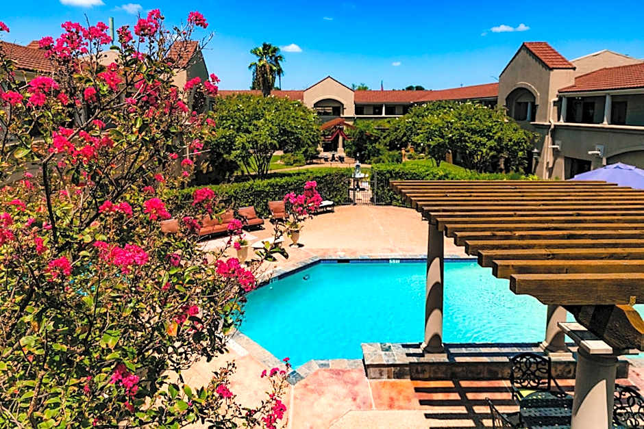 Vineyard Court Designer Suites Hotel