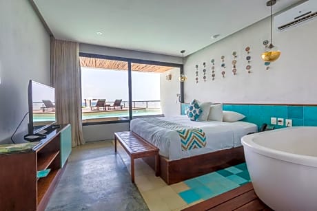 Deluxe Suite Ocean Front with Balcony and Plunge Pool 