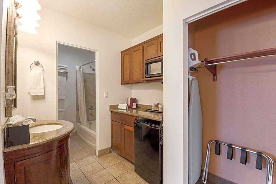 Quality Inn & Suites Airport Convention Center – Portland, OR