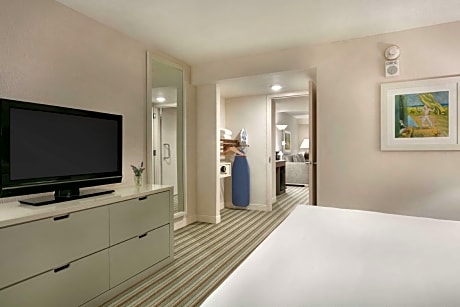 1 King Mobility Hearing Accessible Tub Suite Non-Smoking