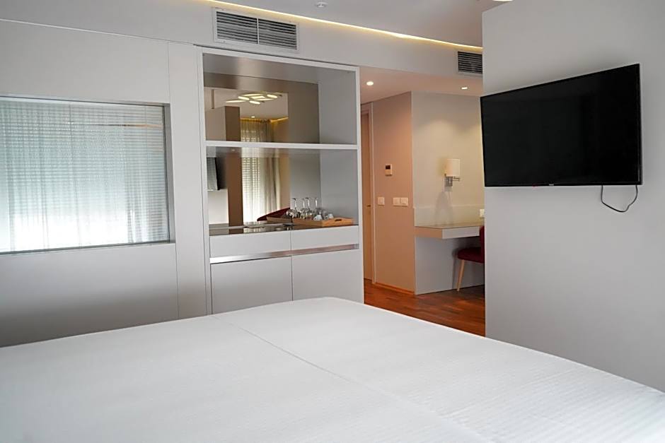 Bougainville Bay Hotel