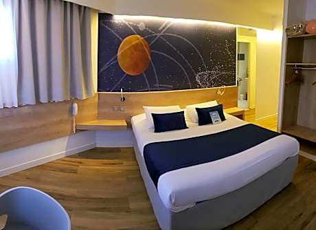 Standard Room - 1 Double Bed 2 Single Beds