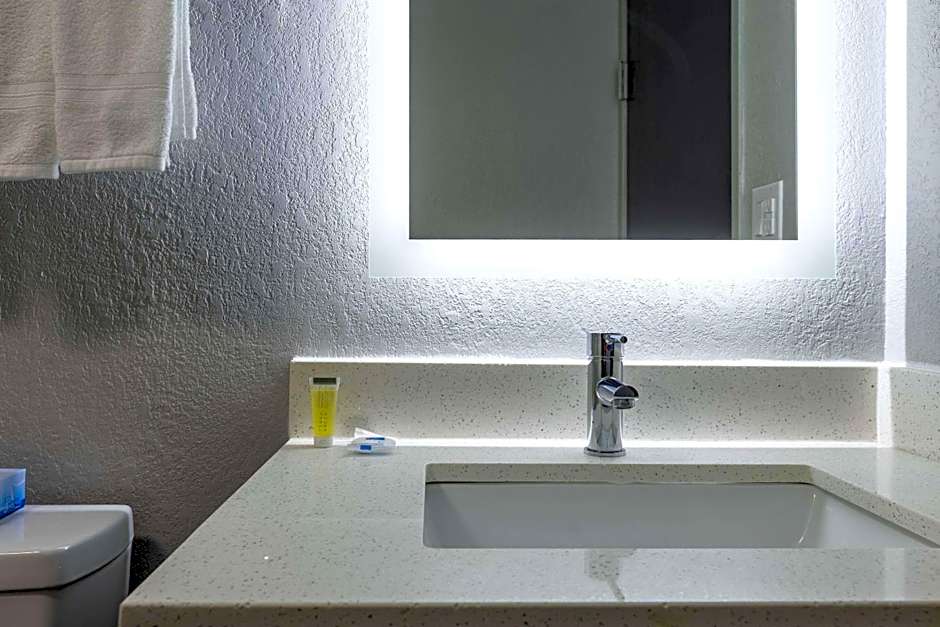 Rodeway Inn & Suites