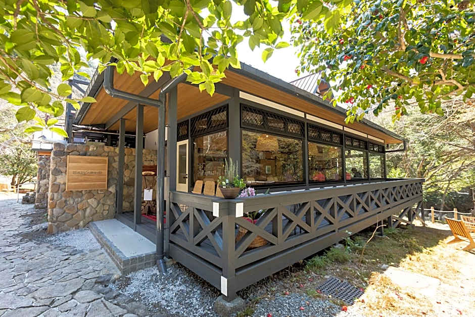 Riverside Lodge