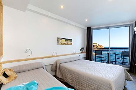 Triple Room with Balcony Sea View
