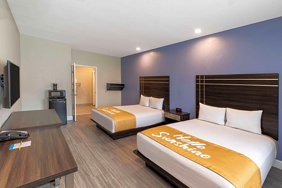 Days Inn & Suites by Wyndham La Porte