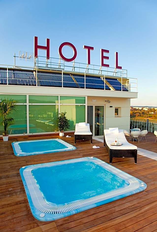 Breaking Business Hotel