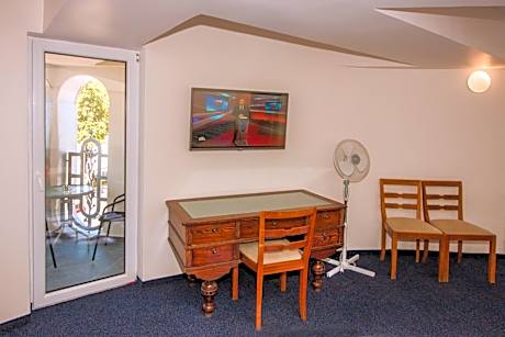 Family Studio (6 Adults)