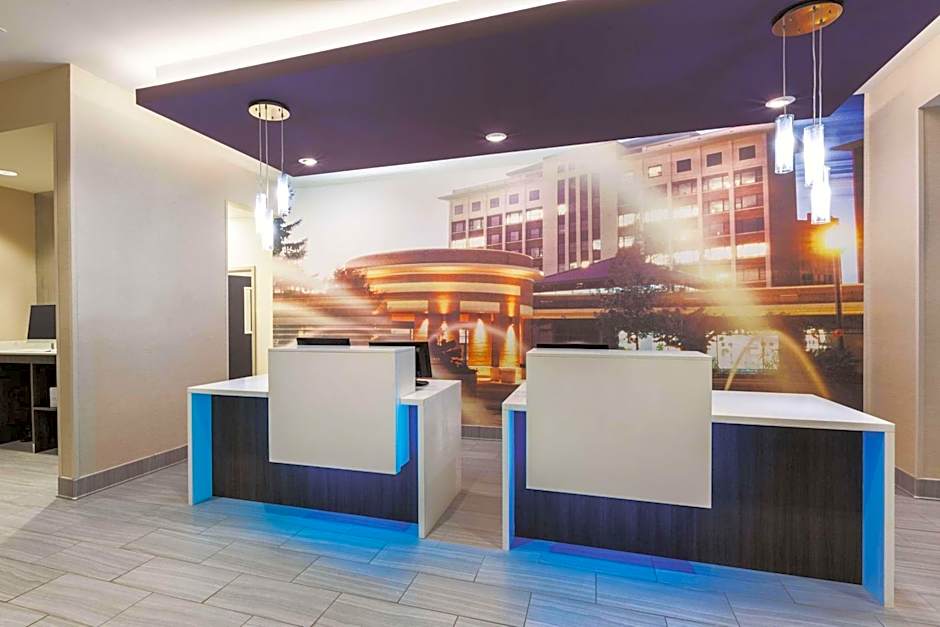 La Quinta Inn & Suites by Wyndham Terre Haute