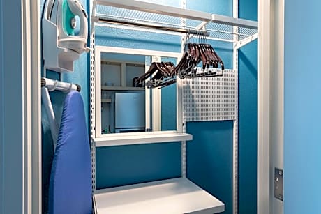 One-Bedroom King Suite with Sofa Bed and Adapted Tub - Mobility and Hearing Accessible