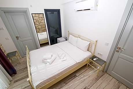 1 King Bed, Pool View